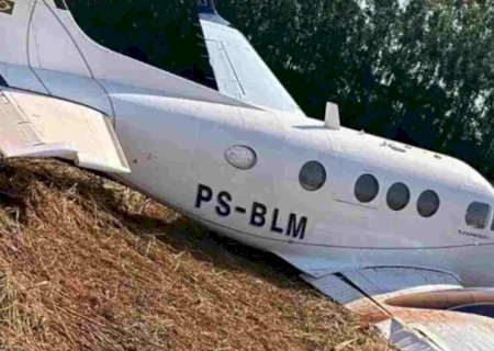 TREM DE POUSO SOFRE PANE E AVIÃO QUASE INVADE LAVOURA