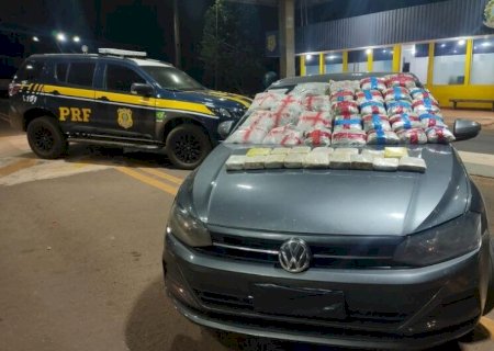 POLÍCIA ENCONTRA COCAÍNA ESCONDIDA DENTRO DE ESTEPE DE CARRO