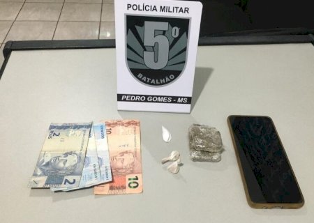 HOMEM É PRESO AO SER FLAGRADO COMERCIALIZANDO DROGAS