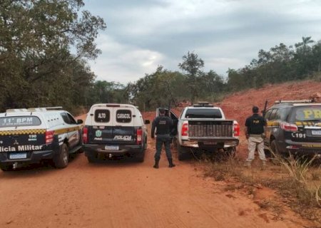 HOMEM FOGE E HILUX COM MAIS DE 1.600 KG DE DROGA É APREENDIDA