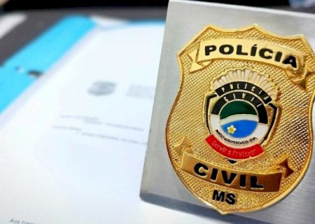 MULHER É INDICIADA POR TORTURA APÓS QUEIMAR MÃO DE FILHA COM COLHER QUENTE