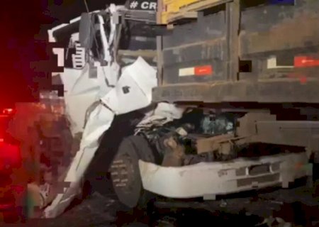 MOTORISTA FICA FERIDO EM ACIDENTE ENTRE CAMINHÕES NA BR-267