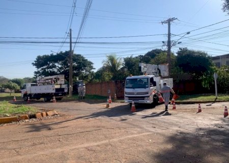 OPERAÇÃO MIRA RETIRADA DE FIOS CLANDESTINOS EM POSTES DE DOURADOS