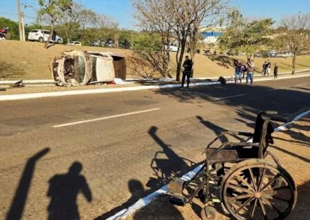 HOMEM MORRE E DOIS FICAM FERIDOS APÓS CAPOTAGEM EM AVENIDA