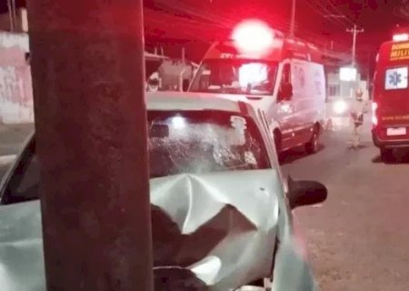 MOTORISTA CORTA CABEÇA APÓS BATER CARRO CONTRA POSTE