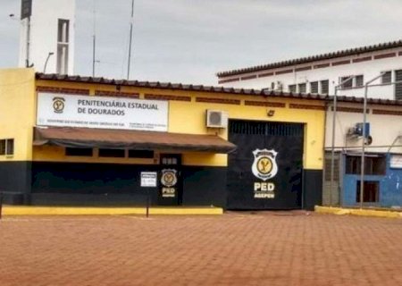POLICIAIS APREENDEM GARRAFAS COM MACONHA E CELULARES EM PRESÍDIO