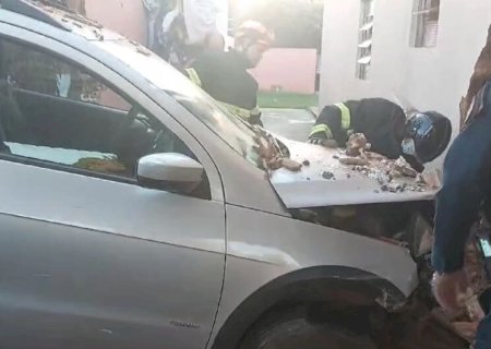 CARRO 'INVADE' CASA E VAI PARAR NA COZINHA; TRÊS PESSOAS FICARAM FERIDAS