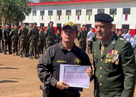 DIRETOR DO DOF RECEBE O DIPLOMA AMIGO DA BRIGADA