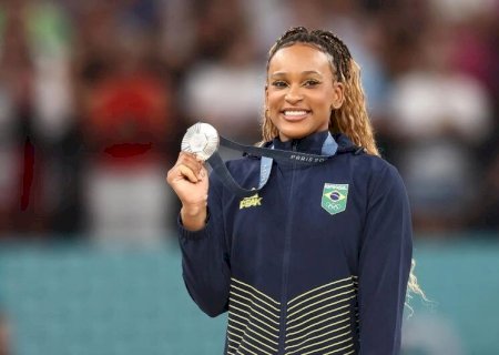 COM A PRATA, REBECA ANDRADE SE TORNA MAIOR MEDALHISTA MULHER DO BRASIL NOS JOGOS