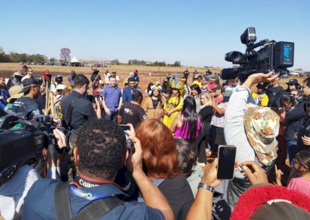 SOB FORTE ESQUEMA DE SEGURANÇA, MINISTRA VISITA ÁREA DE CONFLITO EM DOURADINA