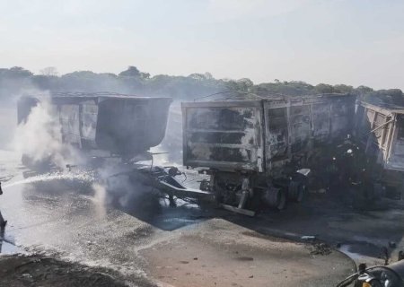 CARRETAS PEGAM FOGO APÓS COLISÃO E UMA PESSOA MORRE