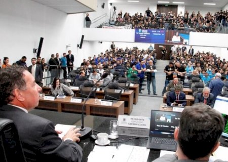 COM PLENÁRIO LOTADO DE POLICIAIS E APOSENTADOS, AL ARTICULA AVANÇOS AOS SERVIDORES