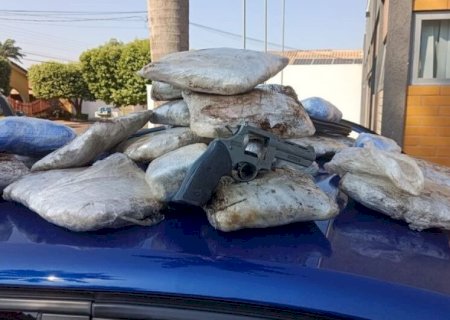 CASAL É PRESO TRANSPORTANDO MACONHA E REVÓLVER EM ASSOALHO DE VEÍCULO