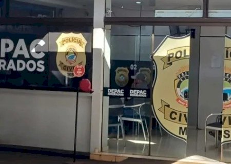 EM DOURADOS, USUÁRIA DE DROGAS INVADE CASA E AGRIDE A MÃE COM SOCOS E PONTAPÉS