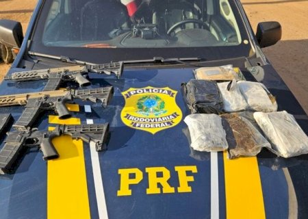 POLÍCIA ENCONTRA FUZIS, CARREGADORES E HAXIXE ESCONDIDOS EM PAINEL DE VEÍCULO