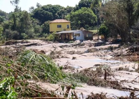 FAMÍLIA TEVE CASA DESTRUÍDA PELO ROMPIMENTO DA BARRAGEM E PEDE AJUDA