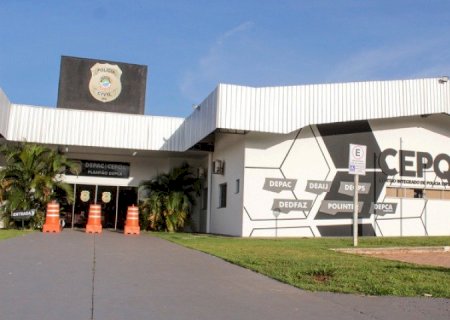 BEBÊ NASCE MORTO E MÃE JOGA CORPO EM FOSSA