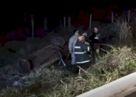 MOTORISTA MORRE AO DESVIAR DE TAMANDUÁ E OUTROS DOIS FICAM FERIDOS APÓS CAPOTAMENTO