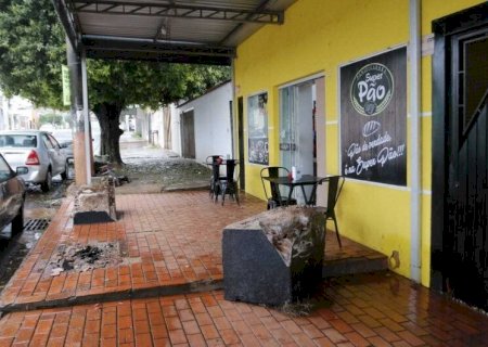 CARRO DESGOVERNADO COLIDE EM PADARIA NA CAPITAL