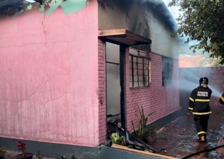 CASA É DESTRUÍDA POR FOGO EM ÁREA CENTRAL DE DOURADOS