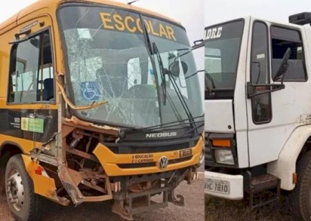 CRIANÇAS SAEM ILESAS DE ACIDENTE ENTRE CAMINHÃO E ÔNIBUS ESCOLAR EM SANTA RITA DO PARDO