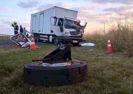 MOTORISTA MORRE AO ATINGIR TRASEIRA DE CAMINHÃO NA RODOVIA BR-163