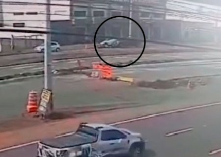 MOTORISTA PERDE CONTROLE DE CAMINHONETE E COLIDE EM VEÍCULOS NA CORONEL PONCIANO