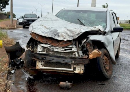 VEÍCULO FICA DESTRUÍDO APÓS CRUZAR PREFERENCIAL E COLIDIR COM CAMINHÃO