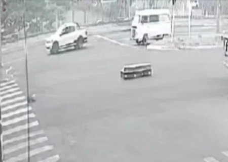 CAIXÃO COM CORPO DENTRO FICA MAIS DE 3 MINUTOS EM RUA APÓS CAIR DE CARRO FUNERÁRIO