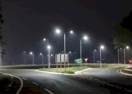 GOVERNO ATENDE LIA NOGUEIRA E ILUMINA ROTATÓRIA NO ANEL VIÁRIOA melhoria foi um pedido da parlamentar douradense