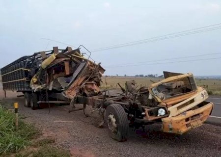 CAMINHÃO FICA DESTRUÍDO APÓS BATER EM CARRETA PARADA NA RODOVIA