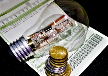 CONTA DE LUZ DEVE SEGUIR CARA ATÉ O FIM DO ANO COM TAXA EXTRA