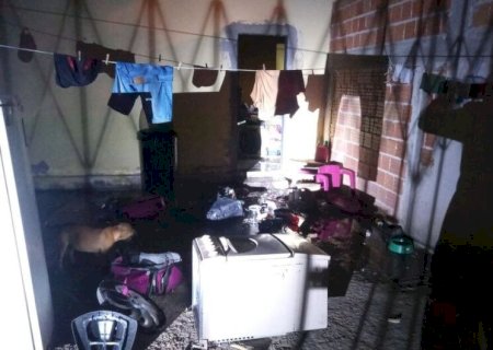 MULHER ATEIA FOGO EM RESIDÊNCIA E DUAS PESSOAS FICAM FERIDAS