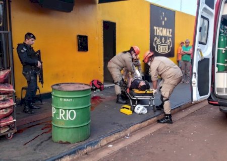 JOVEM É FERIDO A TIROS POR DUPLA DE PISTOLEIROS EM CONVENIÊNCIA