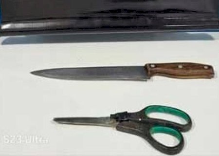 HOMEM É PRESO APÓS AGREDIR MULHER COM TESOURA E FACA