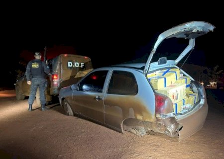 RODA DE CARRO QUEBRA DURANTE FUGA E MOTORISTA É PRESO COM MERCADORIAS CONTRABANDEADAS