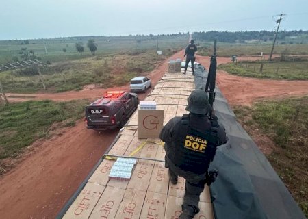 CARGA DE CIGARRO AVALIADA EM R$ 2,9 MILHÕES É APREENDIDA EM CAMINHÃO FURTADO