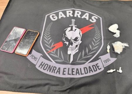 POLÍCIA FECHA 'BOCA DE FUMO' E PRENDE CASAL QUE ESCONDIA DROGA NO FORRO DA CASA