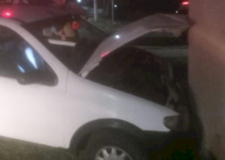 MENOR COLIDE COM O VEÍCULO CONTRA OUTRO CARRO E EM MURO DE RESIDÊNCIA