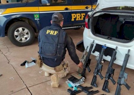 HOMEM É PRESO COM FUZIS E PISTOLAS QUE SERIAM LEVADAS PARA O RJ
