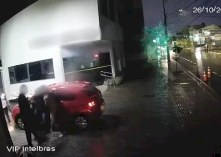 HOMEM PELADO TENTA ROUBAR CARRO DE FUNCIONÁRIOS DE HOTEL