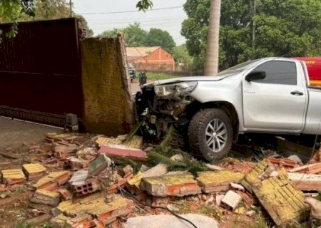 MOTOCICLISTA COLIDE EM CAMINHONETE, SOFRE TRAUMATISMO CRANIANO E MORRE