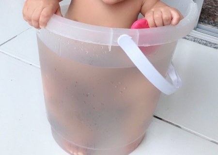 BEBÊ DE 1 ANO SE AFOGA EM BALDE E É SOCORRIDO POR VIZINHOS