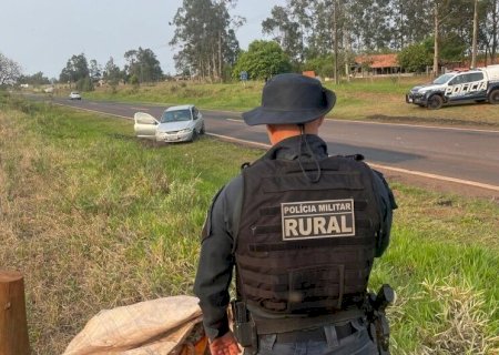 POLÍCIA ENCONTRA DROGA EM CARRO ABANDONADO COM PNEU FURADO EM RODOVIA