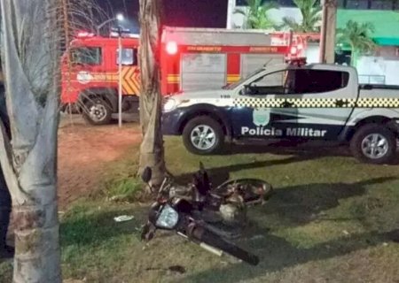 RAPAZ DE 27 ANOS BATE MOTOCICLETA EM ÁRVORE E MORRE NO HOSPITAL