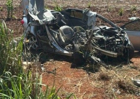 MOTORISTA FICA GRAVEMENTE FERIDO EM BATIDA ENTRE CARRO E CAMINHÃO