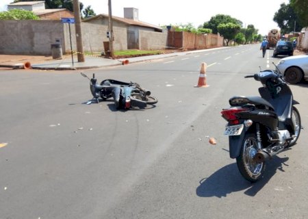 MOTOS BATEM EM CRUZAMENTO COM MUDANÇA DE PREFERENCIAL E 3 FICAM FERIDOS