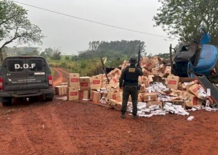 CAMINHÃO CARREGADO COM CIGARROS CONTRABANDEADOS TOMBA EM RODOVIA E DOF APREENDE