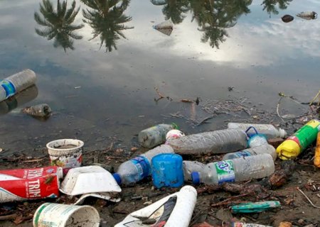 BRASIL LANÇA POR ANO 1,3 MILHÃO DE TONELADAS DE PLÁSTICO NO OCEANO