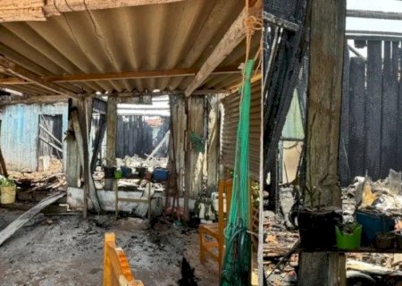 MULHER É SUSPEITA DE ATEAR FOGO EM IMÓVEL NA MADRUGADA DESTE DOMINGO
